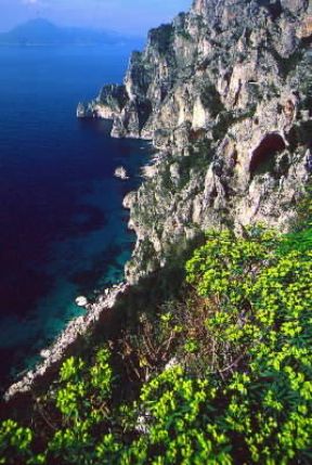 Capri. Un tratto della costa presso la Grotta di Matromania.De Agostini Picture Library/G. Roli
