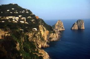 Faraglione. I celebri faraglioni dell'isola di Capri.De Agostini Picture Library/G. Roli