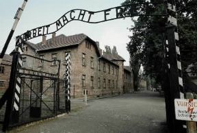 Auschwitz. L'entrata del campo di sterminio.De Agostini Picture Library / A. Vergani