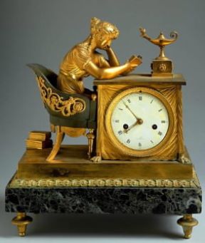Orologio francese del 1820 ca., a forma di tavolo al quale siede una fanciulla.De Agostini Picture Library/A. De Gregorio