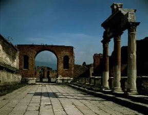 Pompei. Arco di trionfo nel Foro e sulla destra l'ingresso al macellum.De Agostini Picture Library/G. Dagli Orti