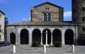 Ravenna. La facciata di S. Apollinare Nuovo.De Agostini Picture Library/A. De Gregorio