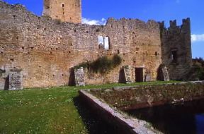Caetani. I resti del castello medievale a Ninfa, in provincia di Latina.De Agostini Picture Library/S. Vannini