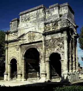 Gallia. L'arco di trionfo eretto a Orange, in Provenza, dopo la vittoria di Cesare.De Agostini Picture Library/G. Dagli Orti