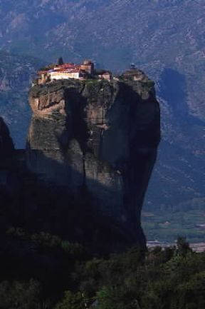 Meteore. Il monastero della TrinitÃ  arroccato su un picco, nel tipico paesaggio tessalico.De Agostini Picture Library/G. SioÃ«n
