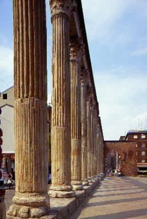 Milano. Le colonne corinzie di epoca tardoimperiale riutilizzate per il portico, ora distrutto, di S. Lorenzo.De Agostini Picture Library/C. Baraggi