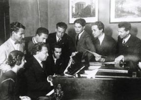 Ottorino Respighi al pianoforte attorniato dagli allievi del Conservatorio di Santa Cecilia a Roma.Fondazione Respighi