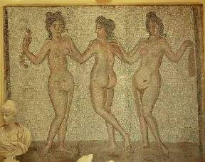 Roma. Mosaico con le Tre Grazie dall'antica Cesarea di Mauritania (sec. IV d. C.).De Agostini Picture Library / G. Dagli Orti