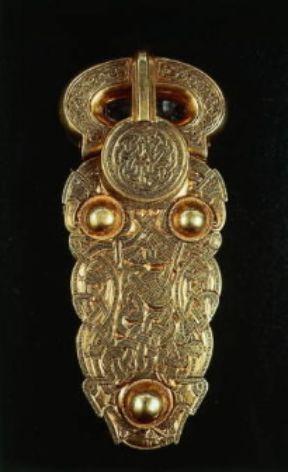 Anglossassoni. Fibia in oro con rilievi di serpenti (Londra, British Museum).De Agostini Picture Library