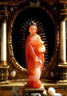 Corniola. Statuetta raffigurante la Madonna con il Bambino.De Agostini Picture Library / G. Nimatallah