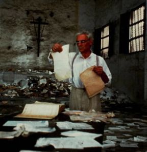 Gian Maria VolontÃ© in un fotogramma del film Cronaca di una morte annunciata (1987) diretto dal regista F. Rosi.De Agostini Picture Library