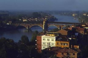 Pavia. Il Ticino attraversato dal Ponte Coperto, ricostruito nelle forme originarie dopo la distruzione avvenuta durante la II guerra mondiale.De Agostini Picture Library/C. Baraggi