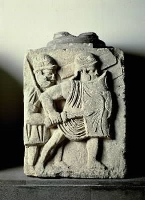 Scudo. Legionari all'assalto; rilievo da una base di colonna, dal Castrum di Magonza, sec. I a. C. Magonza Landesmuseum