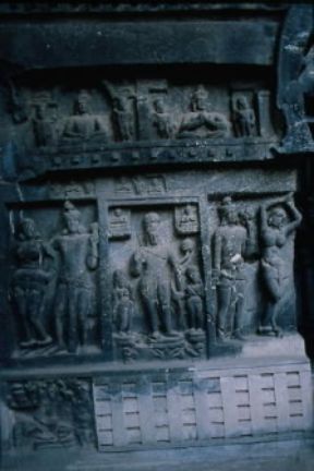 Andhra. Bassorilievi della veranda del santuario rupestre a Karla.De Agostini Picture Library/G. Nimatallah