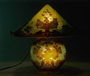Art Nouveau. Lampada in vetro con decorazioni di E. Galle (Milano, Collezione Balzaretti).De Agostini Picture Library/A. Dagli Orti