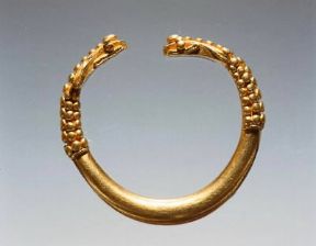 Braccialetto trace in oro proveniente dal tumulo Kukova della necropoli di Duvanlij (sec. V a.C., Sofia, Museo Storico).De Agostini Picture Library/A. Dagli Orti