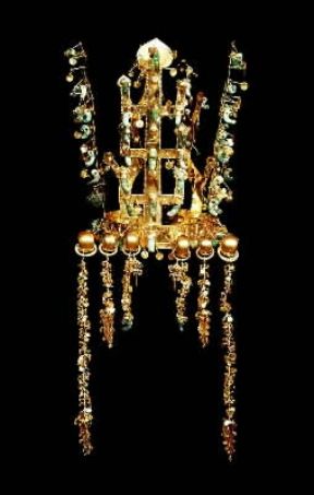 Corea. Corona d'oro del periodo antico del regno di Silla, sec. V-VI (Gyeongju, Museo Nazionale).Gyeongju, Museo Nazionale