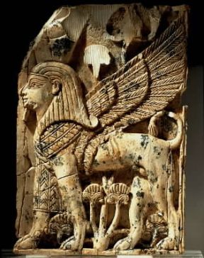 Fenici. Placchetta in avorio con sfinge alata, proveniente da Nimrud (sec. VIII a. C.; Londra, British Museum).De Agostini Picture Library/A. Dagli Orti