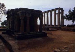 Gupta. Due templi del sec. V.De Agostini Picture Library / G. Nimatallah