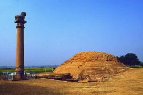 India . La colonna del re Asoka nei pressi della cittÃ  di Bihar.G. Nimatallah