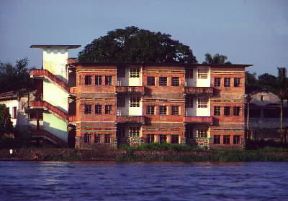 Kisangani. Edifici dall'architettura occidentale affacciati sulla riva destra del fiume Congo.De Agostini Picture Library/S. Vannini