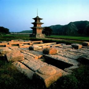 Pagoda . Una pagoda in pietra a tre piani nella Corea del Sud, risalente al Regno di Silla (sec. VII).De Agostini Picture Library/Kois