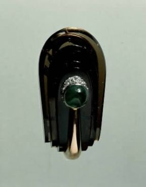 Spilla francese in agata, brillanti, smeraldi e oro (sec. XX). De Agostini Picture Library/A. Dagli Orti