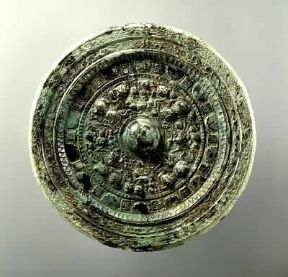 Giappone. Disco di specchio in bronzo del periodo Kofun, sec. IV-VIII (Tokyo, Museo Nazionale).Tokyo, Museo Nazionale