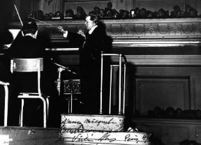 HÃ©itor Villa-Lobos mentre dirige un concerto a Parigi nel 1955 (Rio de Janeiro, Museu Villa-Lobos).Rio de Janeiro, Museu Villa-Lobos