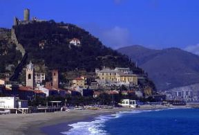 Liguria. Il centro di Noli, lungo la costa savonese.De Agostini Picture Library/G. P. Cavallero