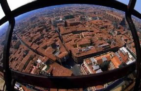 Deformazione . Esempio di deformazione fotografica (Bologna vista dalla Torre degli Asinelli).De Agostini Picture Library/P. Liaci