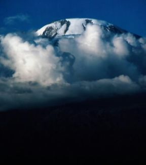 Africa. Il Kilimangiaro visto da Moshi (Tanzania).De Agostini Picture Library/S. Vannini