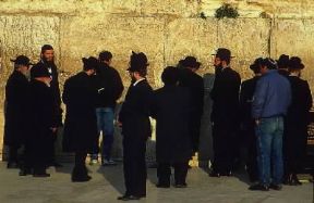 Ebrei . Il Muro del Pianto a Gerusalemme presso il quale gli Ebrei, dispersi nel mondo, tornano a piangere la propria sorte.De Agostini Picture Library/S. Vannini