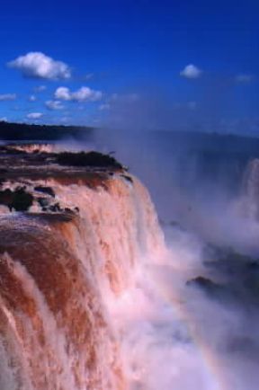 Cascata. Una veduta delle cascate dell'IguaÃ§u al confine tra Brasile, Paraguay e Argentina.De Agostini Picture Library/G. SioÃ«n