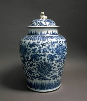Ceramica. Vaso cinese in porcellana del periodo Ching (Faenza, Museo Internazionale delle Ceramiche).De Agostini Picture Library/G. Nimatallah