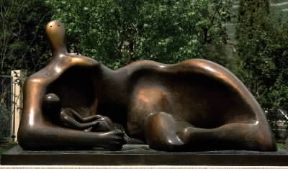 Henry Moore. Draped Reclining Mother and Baby,bronzo (1983).De Agostini Picture Library / G. Dagli Orti