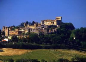 Marche. Veduta del borgo fortificato di Gradara, in provincia di Pesaro e Urbino.De Agostini Picture Library/C. Baraggi