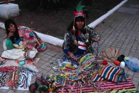 Paraguay . Vendita dei tipici prodotti dell'artigianato indio.De Agostini Picture Library/G. SioÃ«n