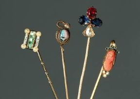 Fermacravatte degli anni 1930-40.De Agostini Picture Library/G. Cigolini