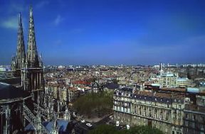 Bordeaux . Veduta della cittÃ  con, in primo piano, il campanile gotico della cattedrale di St.-AndrÃ©.De Agostini Picture Library/O. Thomas