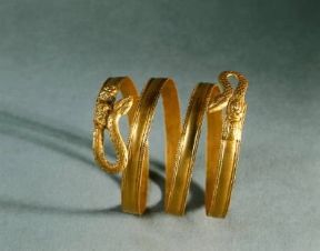 Braccialetto greco in oro di modello serpentiforme (Salerno, Soprintendenza Archeologica).De Agostini Picture Library/G. Dagli Orti