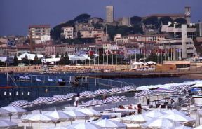 Cannes. Veduta della Croisette con sullo sfondo la parte antica della cittÃ .De Agostini Picture Library/S. Vannini