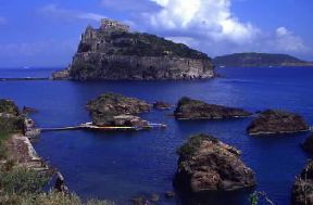 Ischia . Veduta del Castello di Ischia da Carta Romana con, in primo piano, gli scogli di S. Anna.De Agostini Picture Library/G. Roli