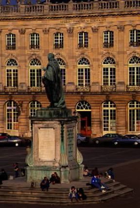 Nancy. Il monumento a Stanislao Leszczynski nella settecentesca Place Stanislas.De Agostini Picture Library / C. Sappa