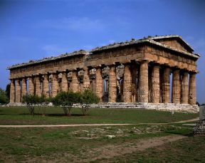 Paestum . Il tempio di Nettuno (460 a. C.).De Agostini Picture Library/G. Dagli Orti