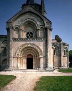 Francia. Facciata della chiesa di St. Pierre de la Tour nel dipartimento Charente-Maritime.De Agostini Picture Library/G. Dagli Orti