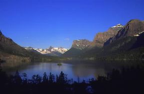 Montana. Il lago Saint Mary nel Glacier National Park.De Agostini Picture Library / G. SioÃ«n
