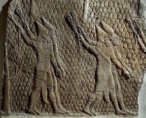 Rilievo assiro raffigurante soldati (Londra, British Museum).De Agostini Picture Library/G. Dagli Orti