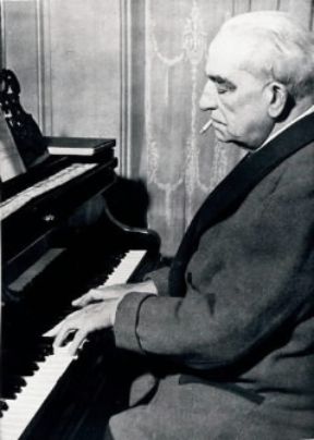 Umberto Giordano. Il compositore al piano.De Agostini Picture Library / A. Dagli Orti