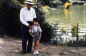 Luigi Comencini con un piccolo attore de La Storia (1986).RAI